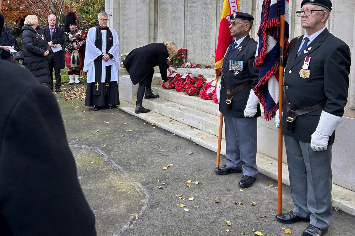 2024: Dresdner Amtsleiterin beim Niederlegen des Poppykranzes auf dem London Road Cemetery