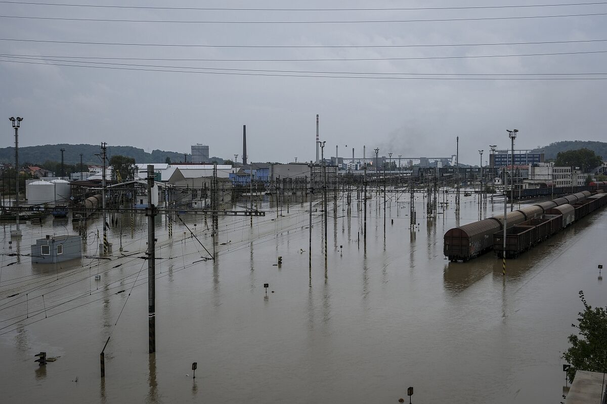 auch der Bahnhof ist unter Wasser