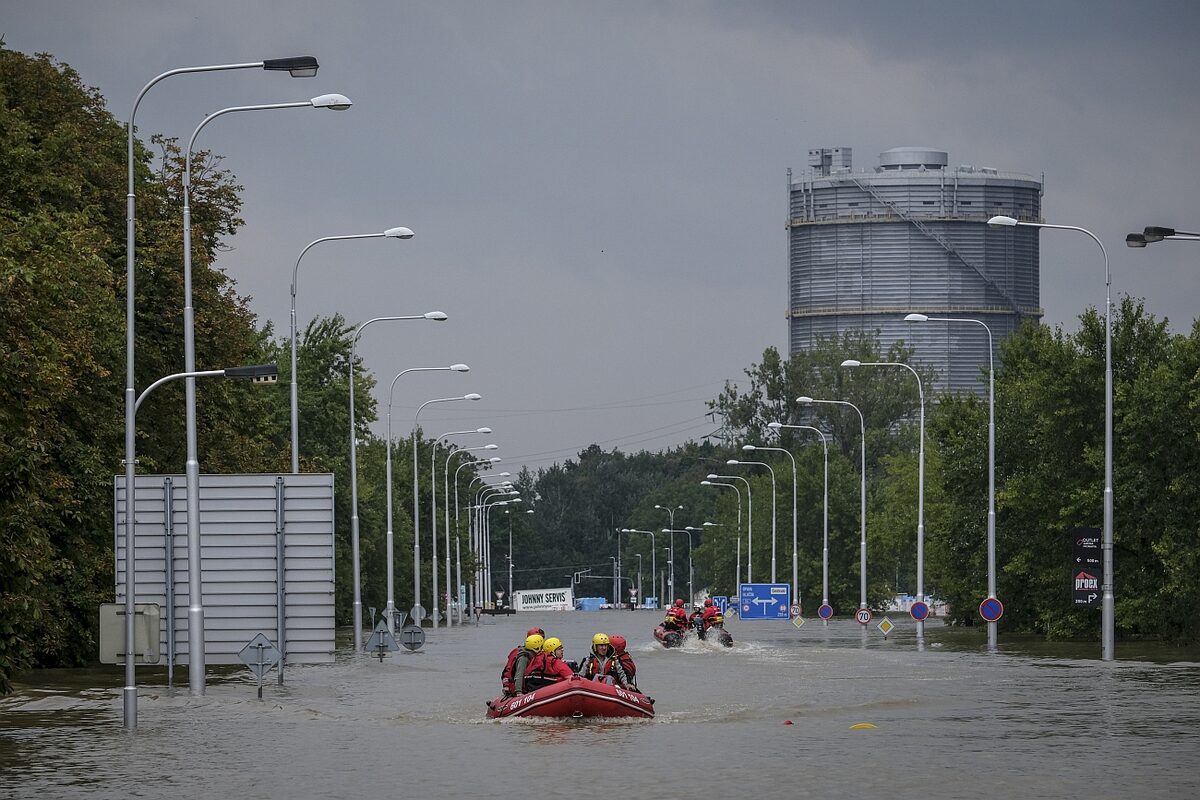 überflutete Hauptstraße mit Rettungsboot