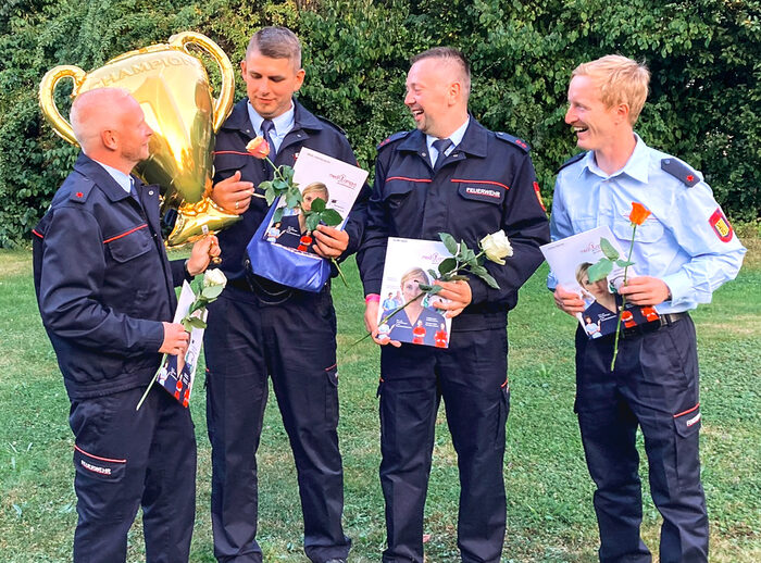 Nach vier Jahren Ausbildungszeit freuen sich die Berufsfeuerwehrmänner über ihre Zeugnisse.