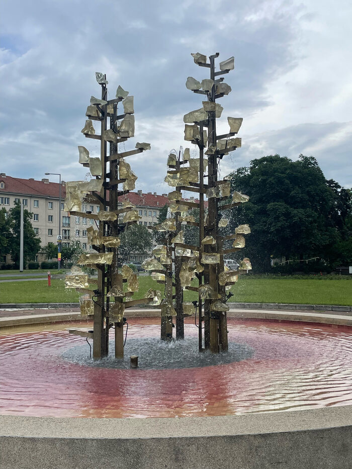 Springbrunnen mit Glassteinen in einem runden Brunnenbecken