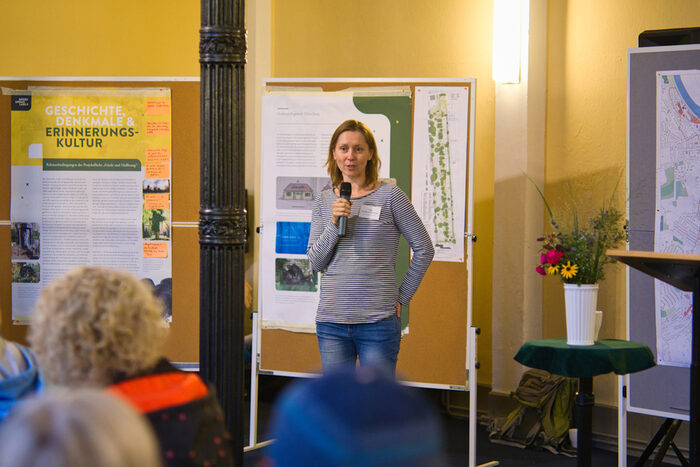 Anja Zuranski vom Amt für Stadtplanung und Mobilität begleitet die EFRE-Projekte weiter. Sie erläutert den Zuhörern die nächsten Schritte.