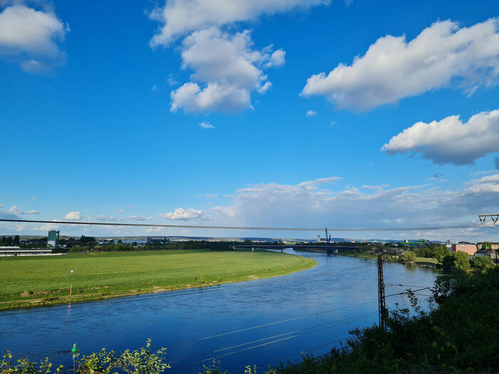 Blick über die Elbe Richtung Flügelwegbrücke, Hafenkran und Speicher