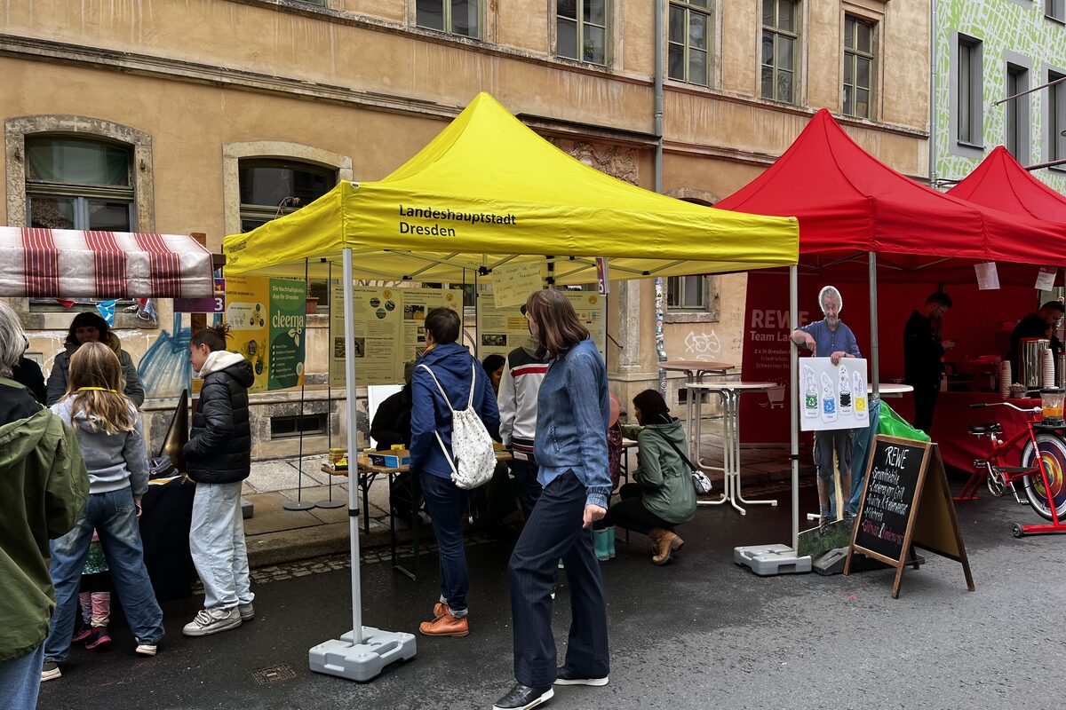 Begängnis am Pavillon der Stadt Dresden auf einem Straßenfest in der Friedrichstadt.