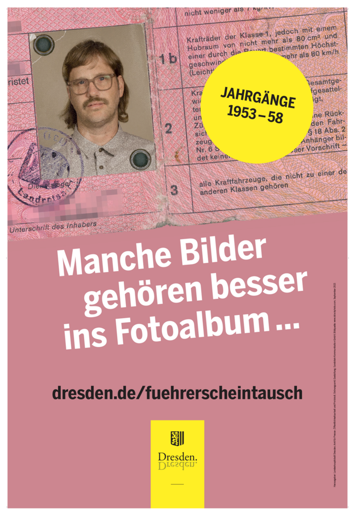 Plakat zum Führerscheintausch mit einem rosafarbenen Papier-Führerschein