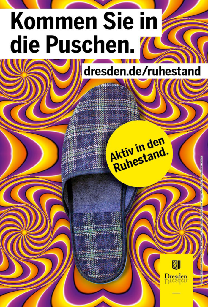 Plakat zum Thema Ruhestand, darauf ein Filzpantoffel vor buntem Hintergrund und der Satz "Kommen Sie in die Puschen"