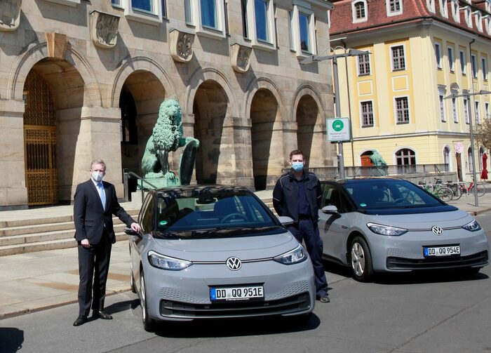 Ordnungsbürgermeister Detlef Sittel (links) und Silvio Franz vom Gemeindlichen Vollzugsdienst mit zwei der neuen VW ID. 3