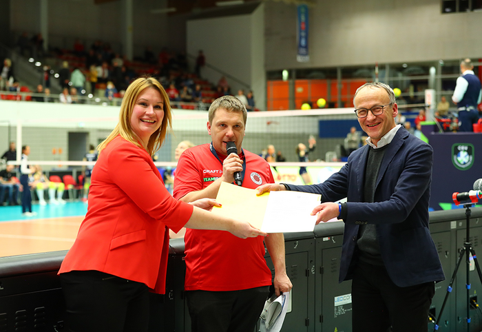 Sportbürgermeister Dr. Peter Lames übergibt den Fördermittelbescheid für die Champions League Teilnahme an DSC Volleyball Geschäftsführerin Sandra Zimmermann im Beisein von Moderator Sebastian Winkler