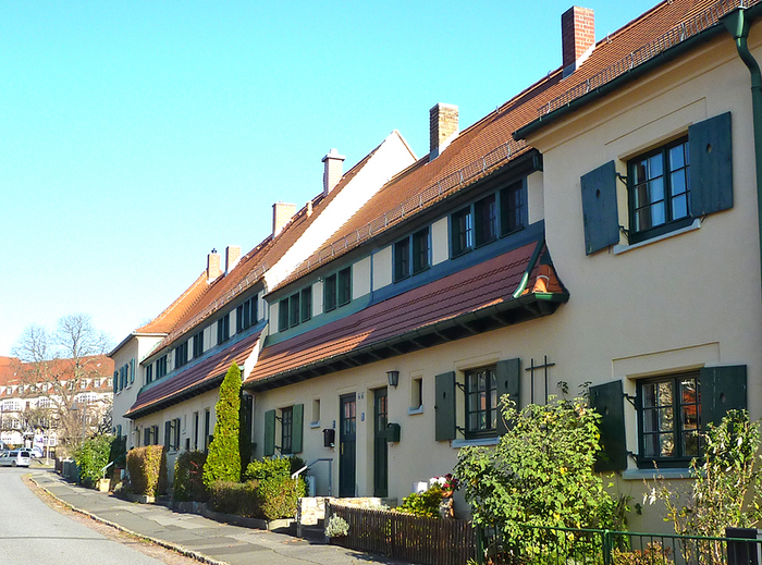 Eine Straße mit Reihenhäusern und kleinen Vorgärten