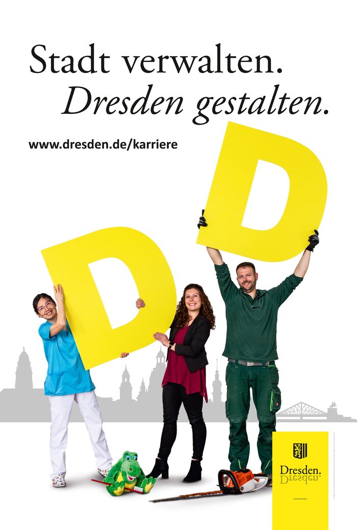 Plakat mit dem Text: Stadt verwalten. Dresden gestalten. Drei Mitarbeiter der Stadtverwaltung halten zwei große Buchstaben "D".