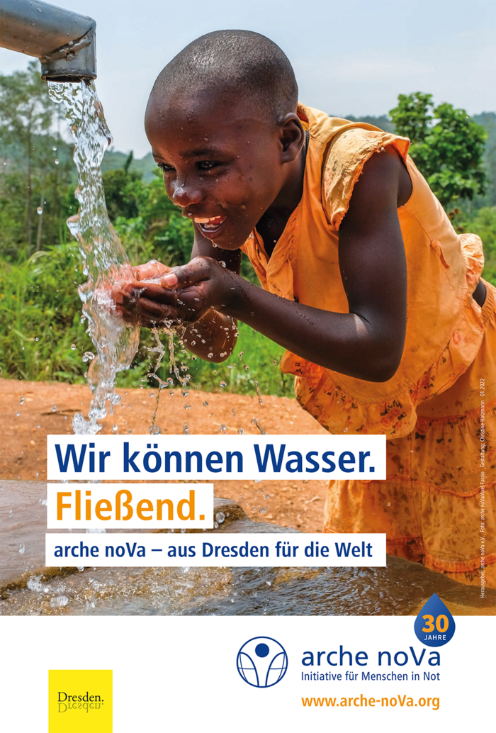 Plakatmotiv der Hilfsorganisation "arche noVa e.V." mit einem lachenden Kind, das Wasser in den Händen auffängt. Darauf der Text "Wir können Wasser. Fließend"