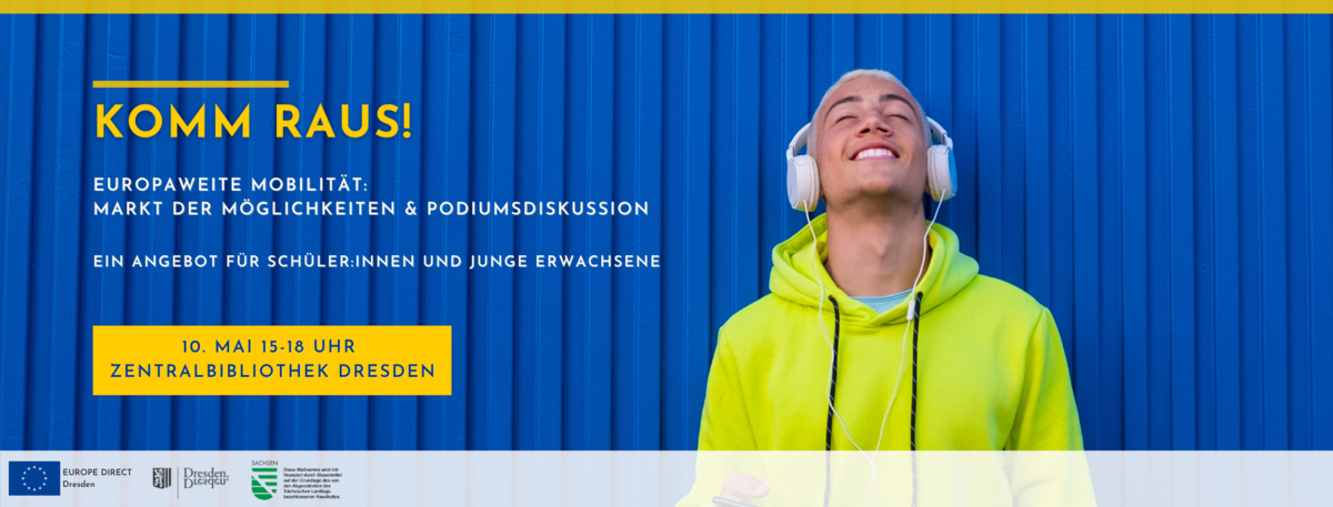 Eine Person mit Kopfhörern und hellgrünem Pullover steht vor einer blauen Wand. Daneben steht der Text "Komm raus!"