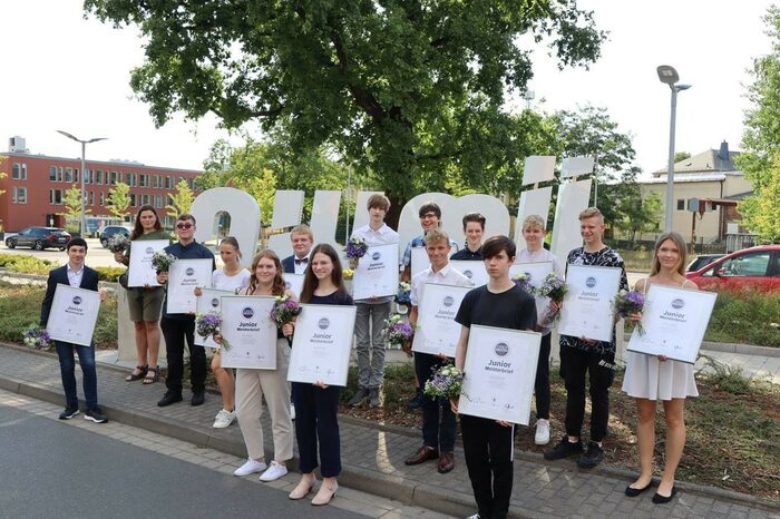 Feierliche Verleihung der Juniormeister-Briefe am 4. Juli 2022: Die Juniormeisterinnen und Juniormeister mit ihren Urkunden