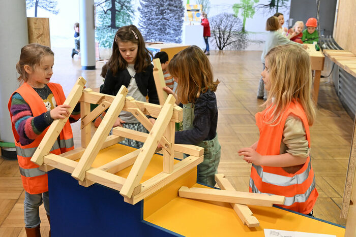 Kinder bauen etwas aus Holz