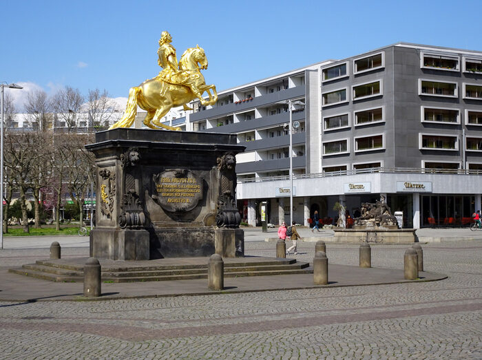 Neustädter Markt Richtung Neustadt mit dem Goldenen Reiter links im Bild