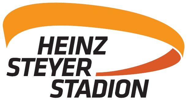 In Großbuchstaben "HEINZ STEYER STADION" und im oberen Teil ein orangefarbener Bogen drum herum