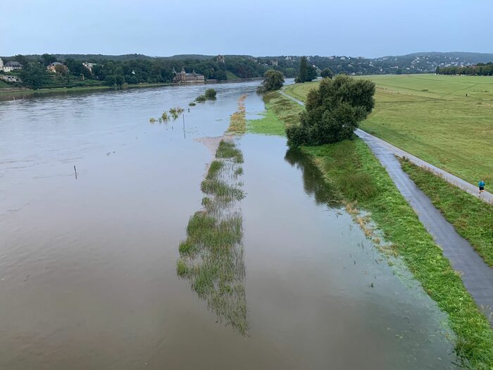 Blick von der Waldschlößchenbrücke auf das Hochwasser der Elbe