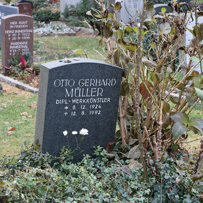 Grabstein mit Beschriftung "Otto Gerhard Müller DIPL-Werkkünstler"