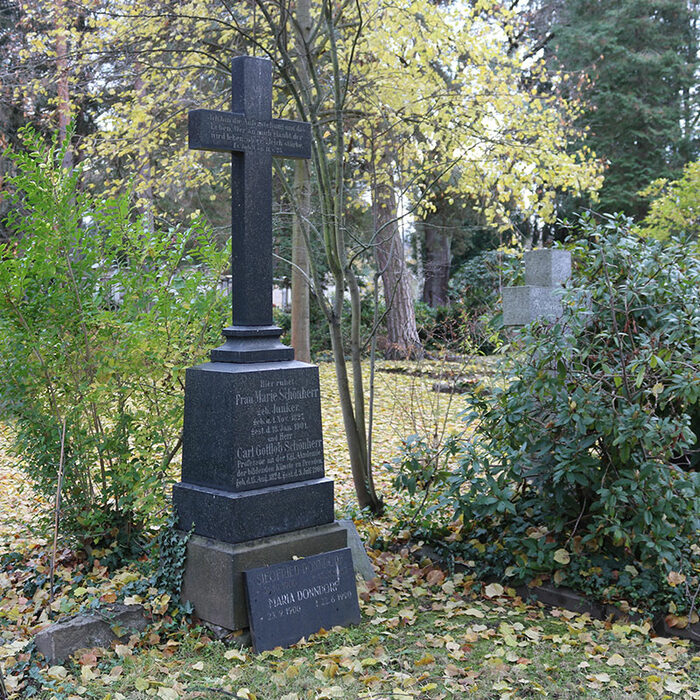 Grabstein mit großem Kreuz