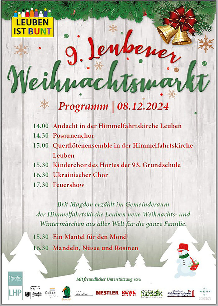 Flyer mit Tannengrün und Glocken mit Beschriftung "9. Leubener Weihnachtsmarkt. 14 Uhr Andacht, 14.30 Uhr Posaunenchor, 15 Uhr Querflötenensemble, 15.30 Uhr Kinderchor, 16.30 Uhr Ukrainischer Chor, 17.30 Uhr Feuershow, 15.30 Ein Mantel für den Mond, 16.30 Uhr Mandel, Nüsse, Rosinen" Zudem steht hier: "Brit Mogdon erzählt im Gemeinderaum der Himmelfahrtskirche Leuben neue Weihnachts- und Wintermärchen aus aller Welt für die ganze Familie."