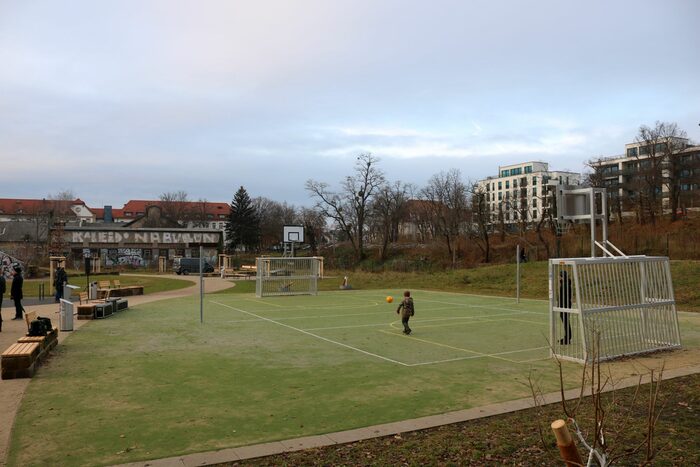 Menschen auf einem Fußballfeld