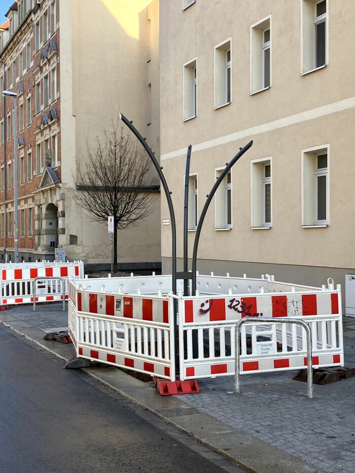 Rankgerüst für eine Pflanze an einer Straße