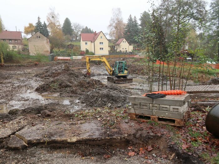 Bauarbeiten mit einem Bagger auf einem ehemaliger Feuerwehteich