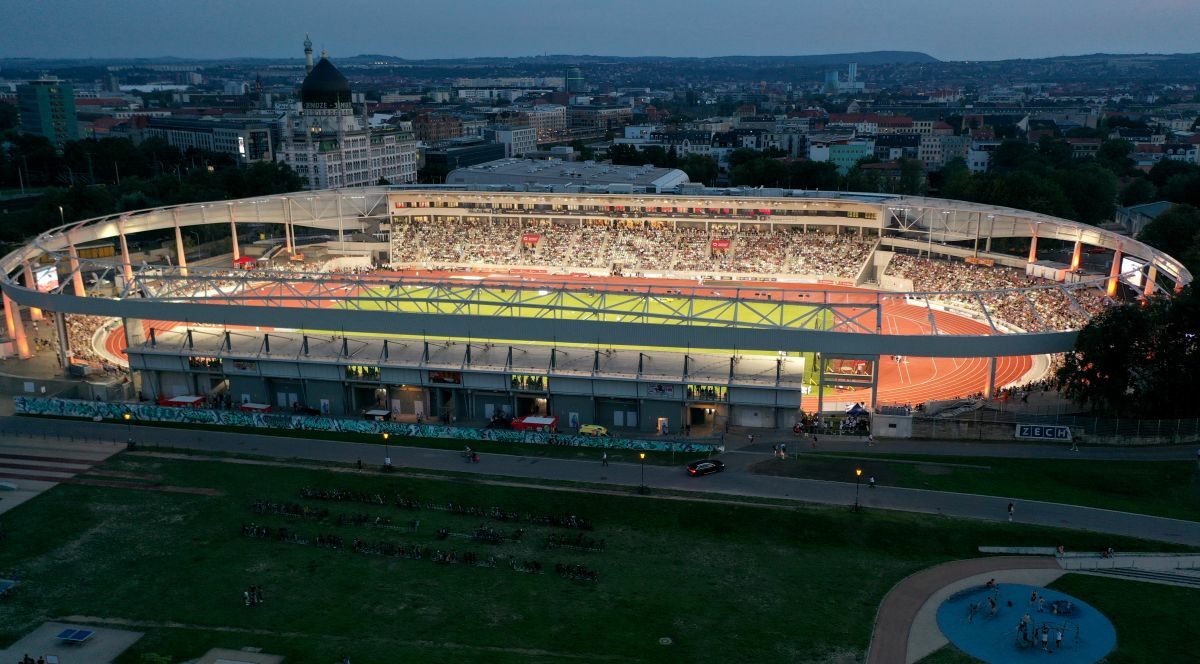 Heinz-Steyer-Stadion von oben mit Yenidze im Hintergrund