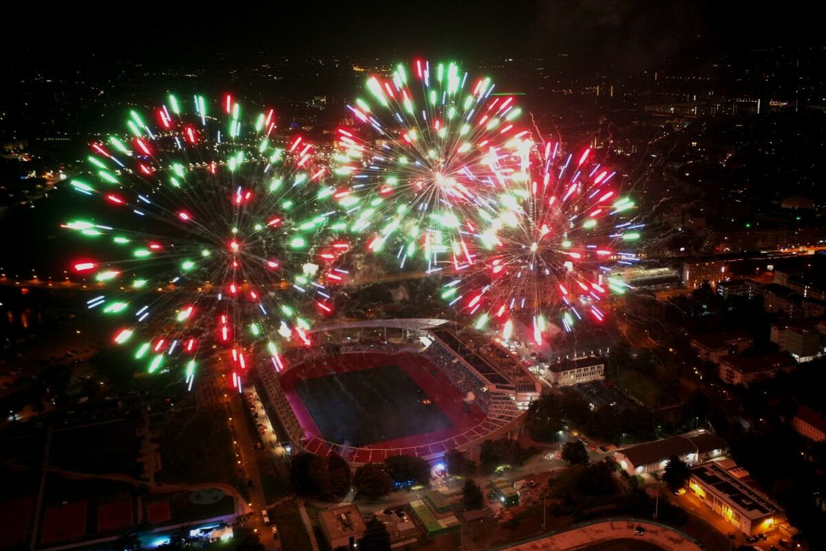 Heinz-Steyer-Stadion von oben mit Feuerwerk