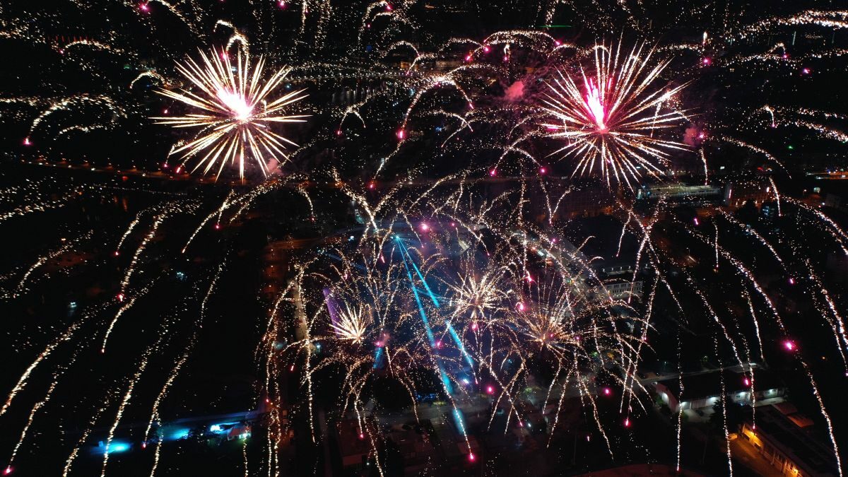 Abschluss-Feuerwerk über dem Heinz-Steyer-Stadion