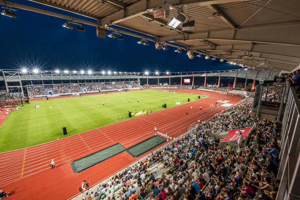 Blick ins Stadioninnere von der Südtribüne