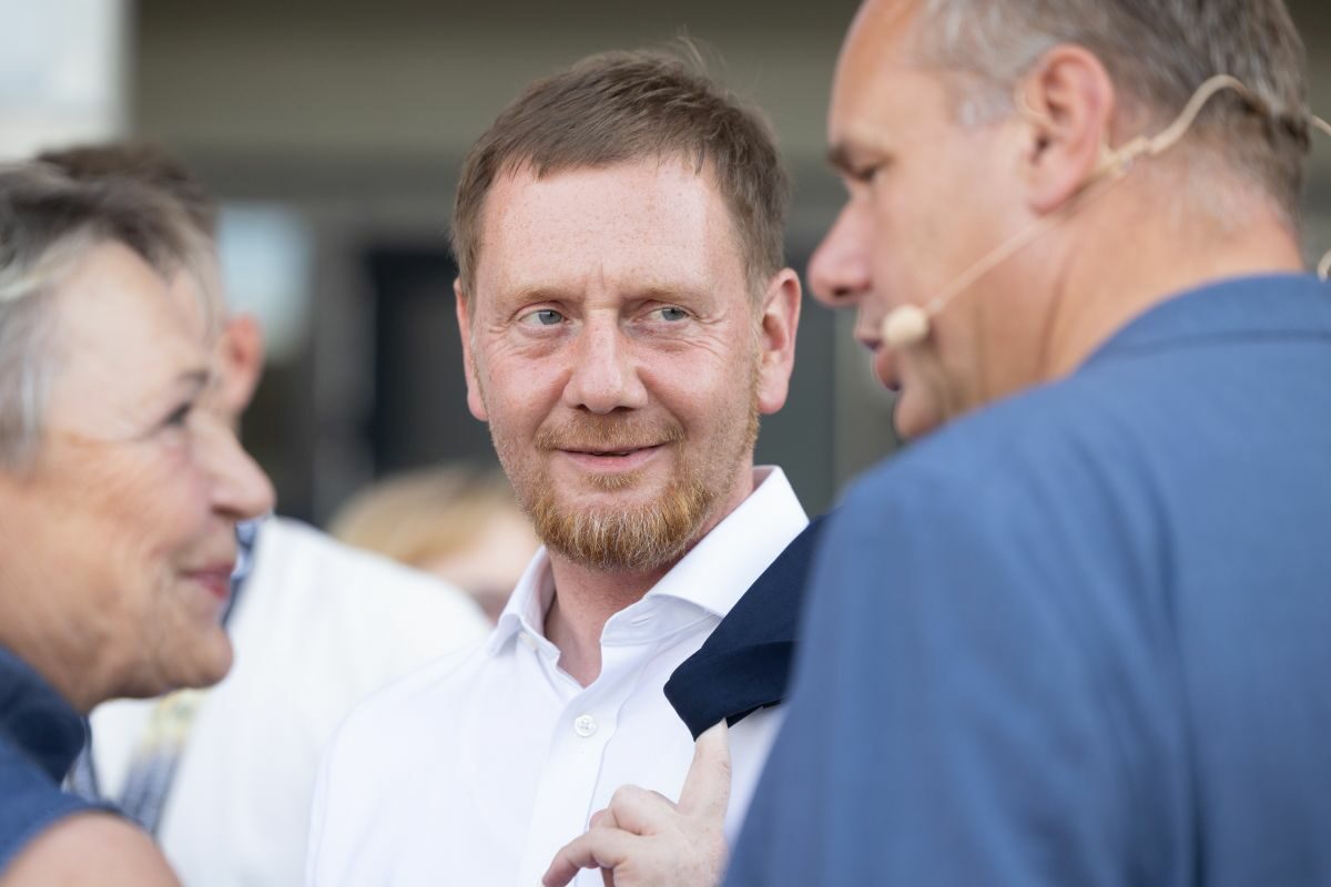 Ministerpräsident Michael Kretschmer und Oberbürgermeister Dirk Hilbert im Gespräch