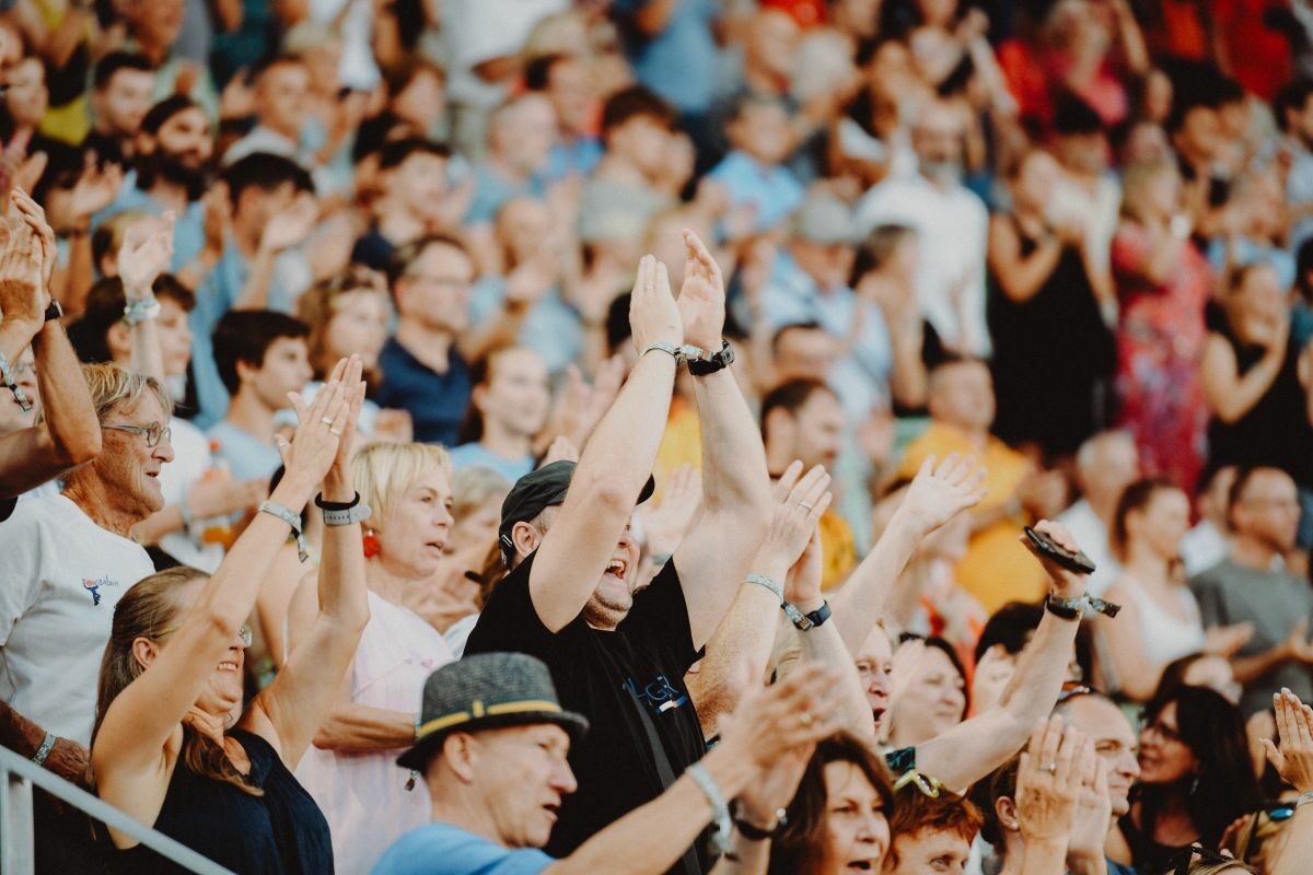 Das Publikum feiert die Athletinnen und Athleten und genießt die Atmosphäre