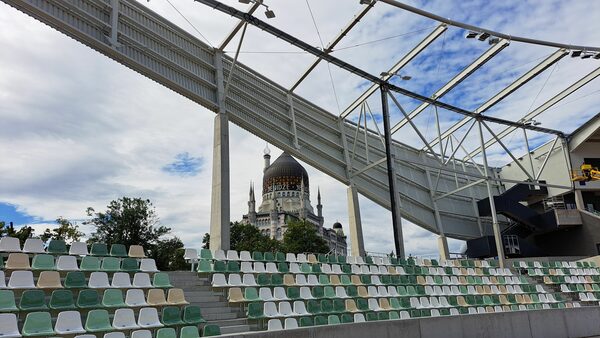 Ostkurve mit Yenidze im Hintergrund