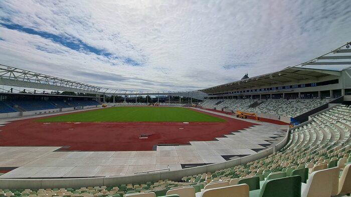 Stadion-Infield mit Leichtathletikanlagen und Rasenspielfeld