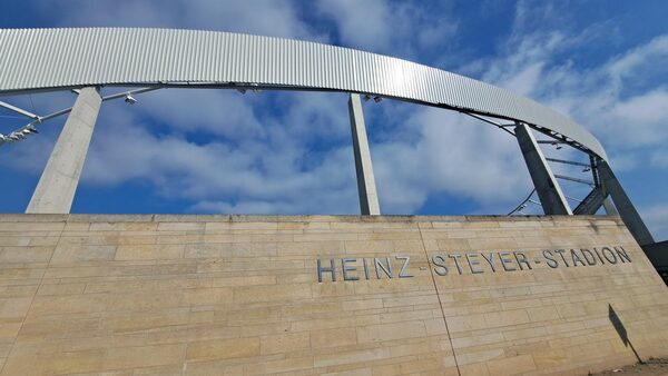 Hochwasserschutzmauer mit Schriftzug Heinz-Steyer-Stadion neben Marathontor an der Pieschener Allee