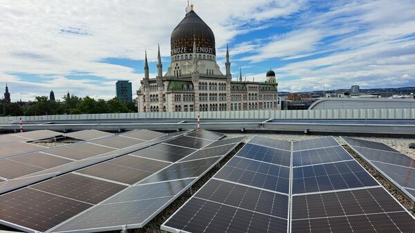 Solarmodule auf der Südtribüne mit der Yenidze im Hintergrund