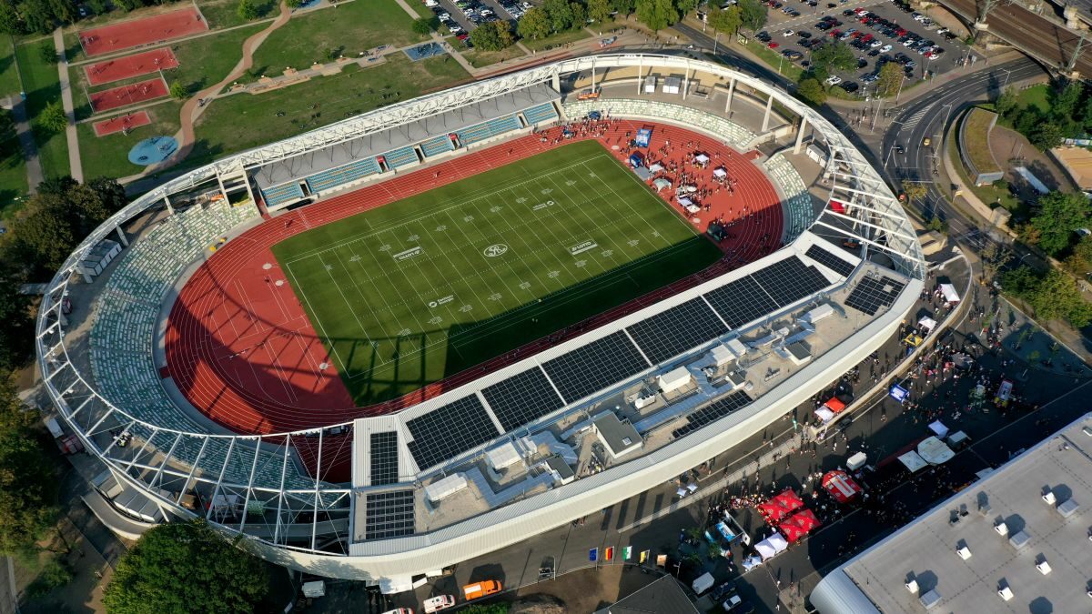 Blick von oben auf das Heinz-Steyer-Stadion zum Tagt der offenen Tür am 31. August