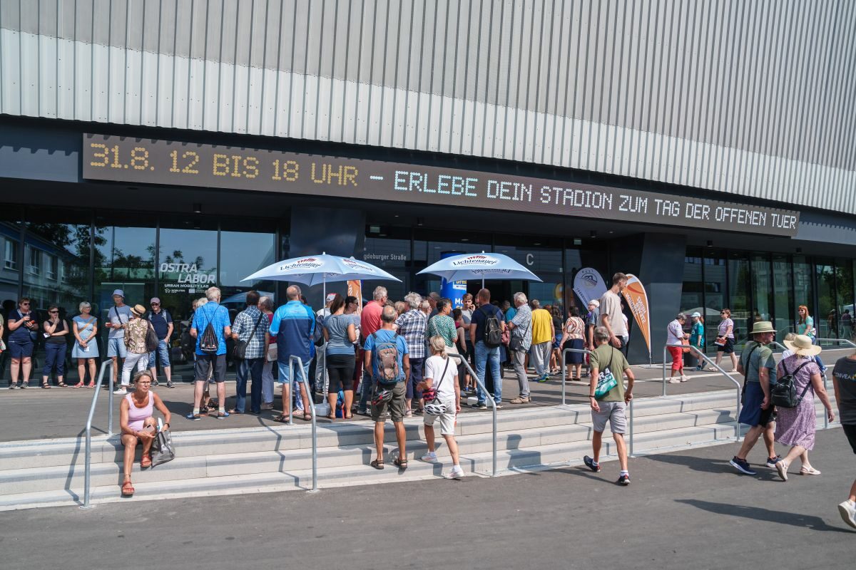 Die Besucherinnen und Besucher erobern das Stadion