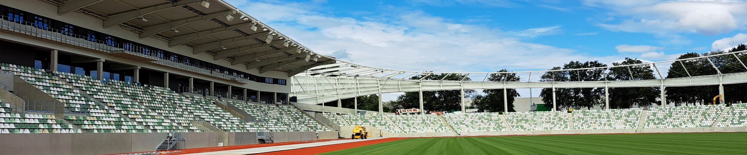 Blick auf die Tribüne und Westkurve am 4.7.2024