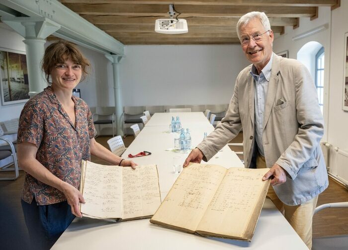 Rolf Neumann übergibt die Tagebücher vom Gut Weißer Hirsch an das Stadtarchiv