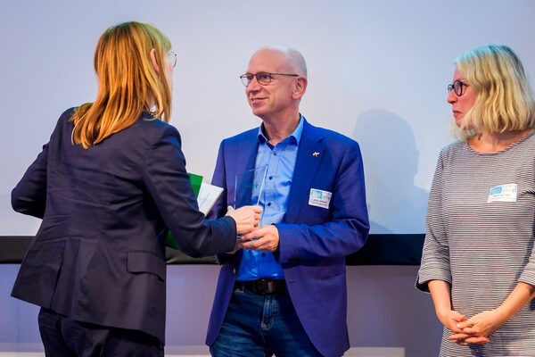 Frau Meier überreicht Herrn Lämmerhirt den Preis