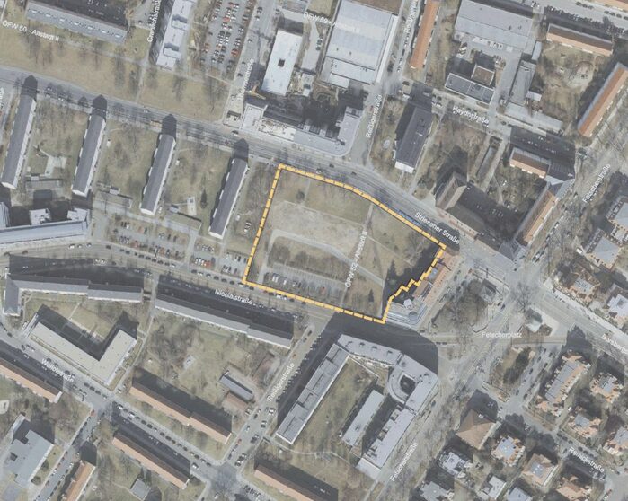 Im Bild ist das Luftbild des Plangebietes dargestellt. Es befindet sich direkt an der Striesener Straße in unmittelbarer Nähe zum Fetscherplatz. Die Planungsfläche ist für den Wohnungsbau vorgesehen.