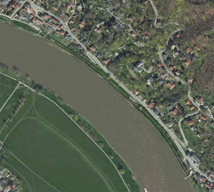 Im Bild ist die Luftbild der Bebauungsplanfläche zu sehen. Sie befindet sich in Dresden-Wachwitz und betrifft den Elberadweg in Höhe des Loschwitzer Wiesenweges in unmittelbarer Nähe zur Pillnitzer Landstraße.