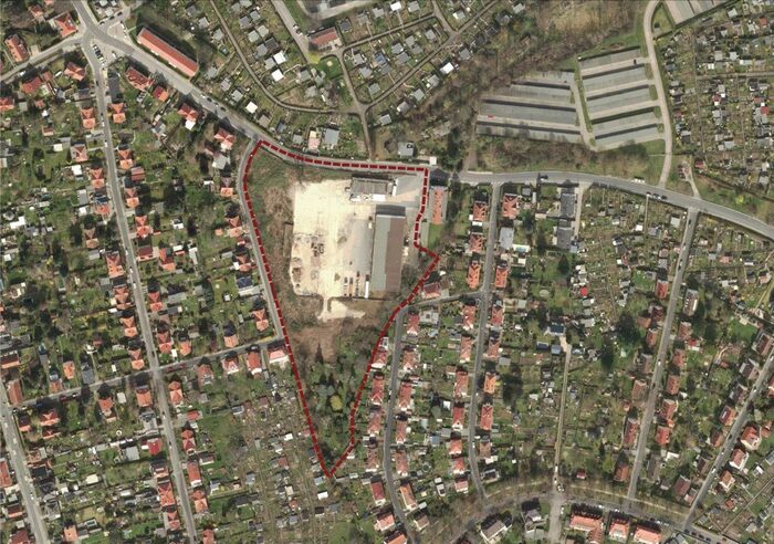 Im Bild ist das Luftbild des Plangebietes dargestellt. Es befindet sich direkt an der Wiesbadener Straße und ist in südlicher Richtung ausgerichtet. Das Plangebiet wird