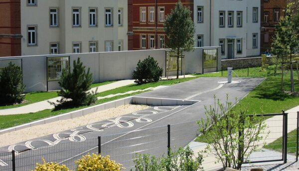 neu gestalteter Volksbadgarten mit einer aus Seifensteinen gepflasterten Rinne und dem Schriftzug „Volksbad“