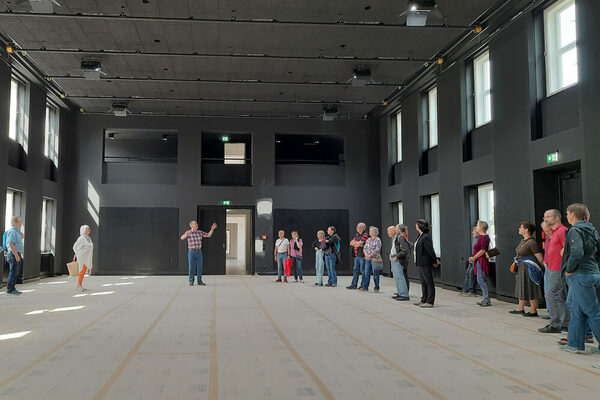 Teilnehmende besichtigen das neue Residenz- und Probezentrum für das Europäische Zentrum der Künste Hellerau (EZKH) im Ostflügel des Festspielhauses Hellerau