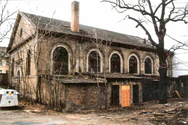 Vor der Sanierung – ehemalige Turnhalle Glacisstraße 30 im Jahr 2001