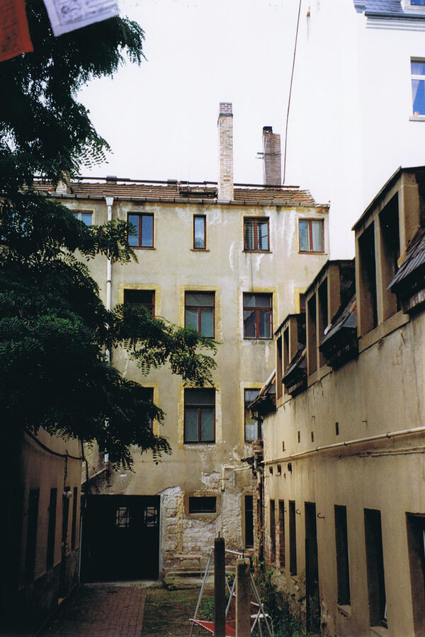 Rudolf-Leonhard-Straße 38 mit Nebengebäuden vor der Sanierung, 2004