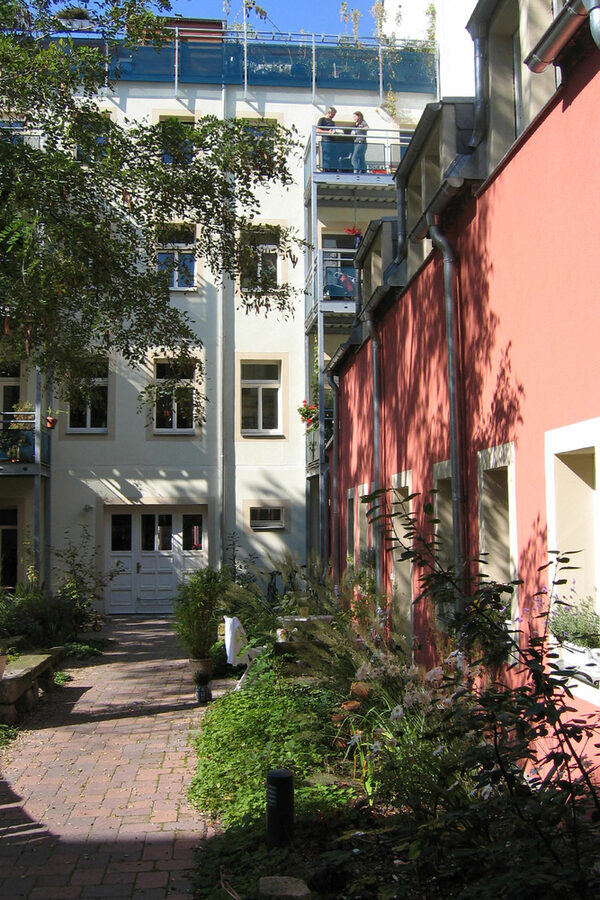 Rudolf-Leonhard-Straße 38 nach der Sanierung – das linke Seitengebäude wurde abgerissen und der Innenhof erweitert, 2007